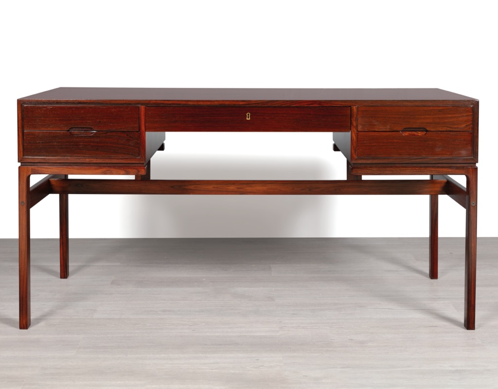 Mid century modern Writing Desk Danish Vintage Arne Wahl Iversen Vinde Møbelfabrik Model 80 1960s original Scandinavian Office furniture Brazilian Rosewood sculpted drawer pulls front view floating top