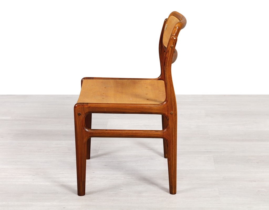 Mid century modern Johannes Andersen dining chairs by Uldum Mobelfabrik in Brazilian rosewood set of eight 1960s Denmark profile view