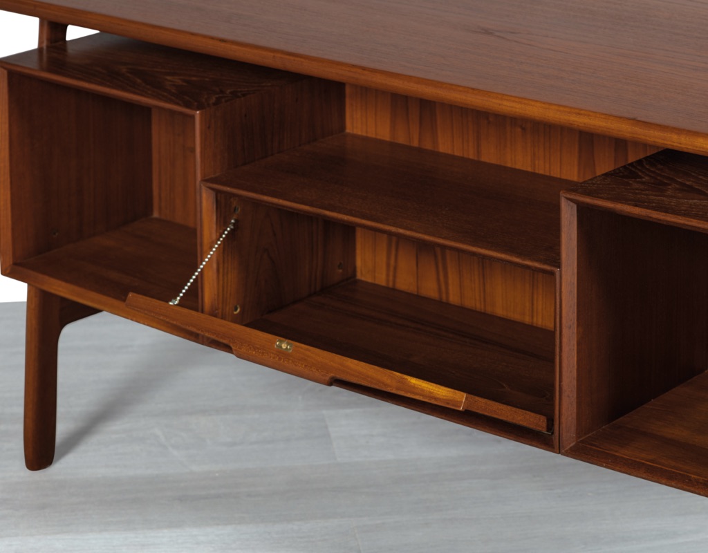 Mid Century Modern Danish Writing Desk Omann Jun Model 75 Gunni Omann 1960 Vintage Office Furniture Home Office Table Scandinavian Original Design Teak Rosewood close up of back